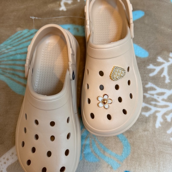 Khaki Casual Clogs with decorative charms/Jibbitz~Size 8-8.5 or 40-41~NEW - Picture 6 of 16